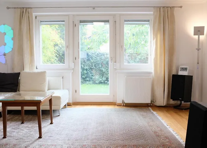 Проживання в сім'ї Town House Near Metro & Center