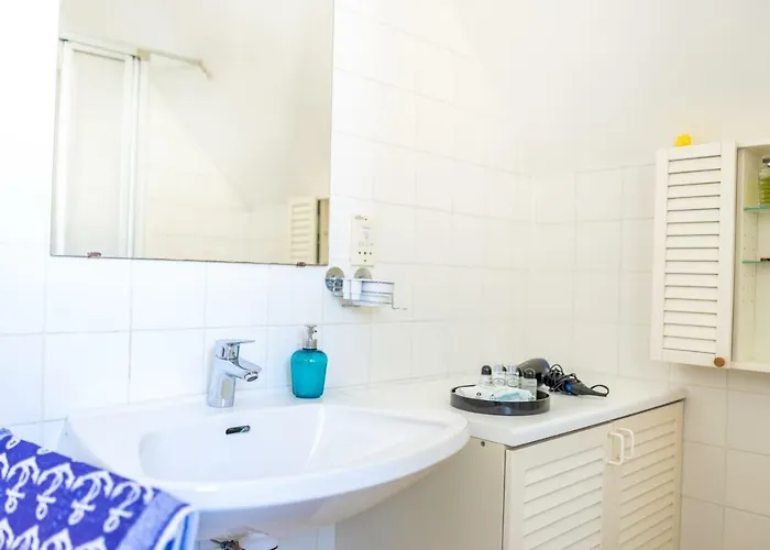 Проживання в сім'ї Town House Near Metro & Center