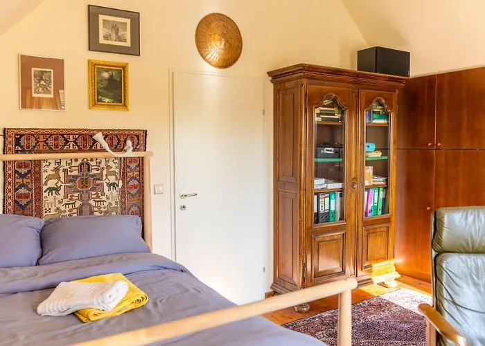 Проживання в сім'ї Town House Near Metro & Center